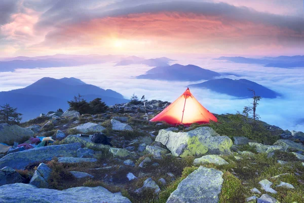 Звездный бивуак с красной палаткой — стоковое фото