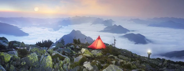 Bivouac estrela com tenda vermelha — Fotografia de Stock