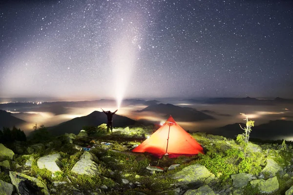 Bivouac étoile avec tente rouge — Photo