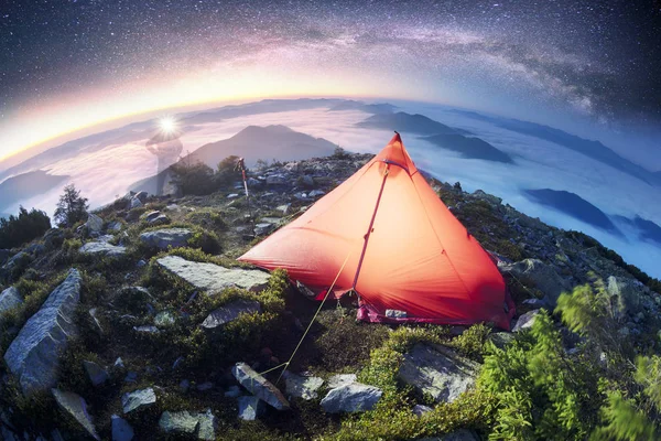 Bivouac estrela com tenda vermelha — Fotografia de Stock