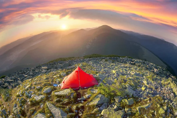 Rött tält på toppen — Stockfoto