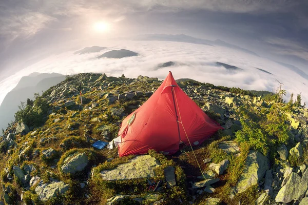 Tenda vermelha no topo — Fotografia de Stock