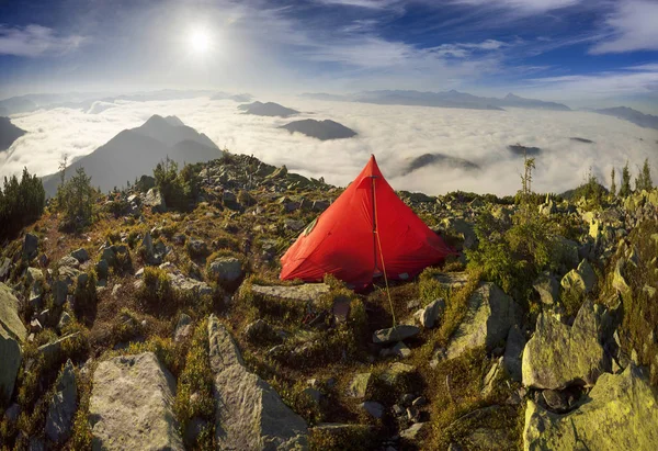 Tienda roja en la cima — Foto de Stock