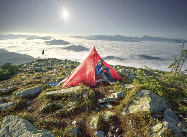 Красная палатка сверху — стоковое фото