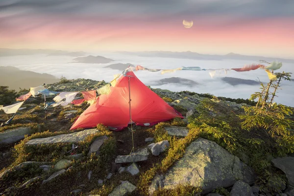 Drapeaux dans le vent dans les montagnes — Photo