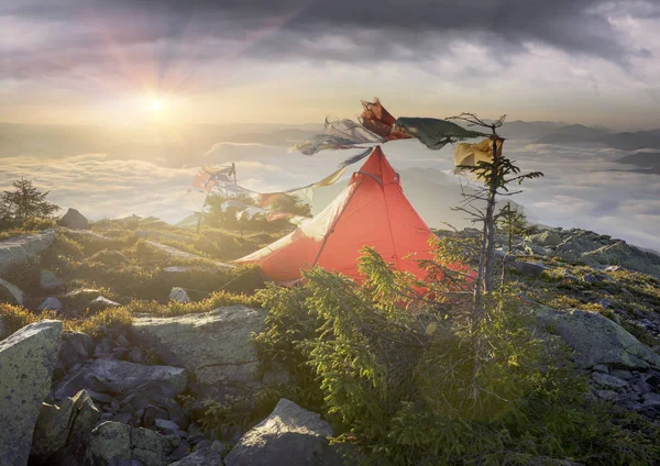 Vlaggen in de wind in de bergen — Stockfoto