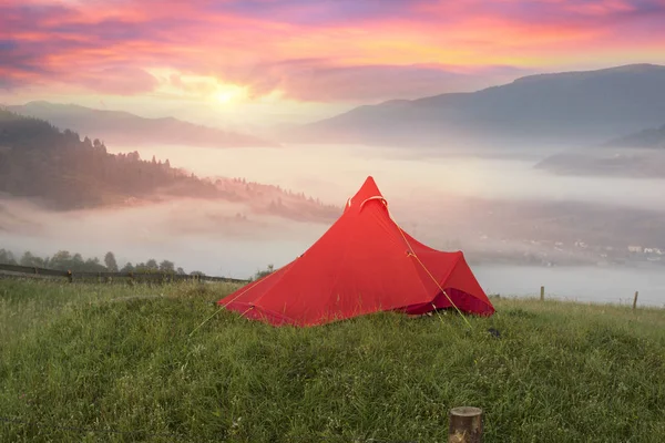 Bela manhã nas montanhas em uma viagem de acampamento — Fotografia de Stock