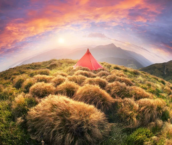 Vacker morgon i fjällen på en campingtur — Stockfoto