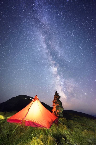 帐篷高山星空之夜 — 图库照片