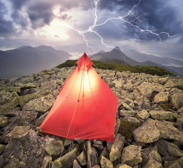 Lightning urladdning över toppen i Alperna — Stockfoto