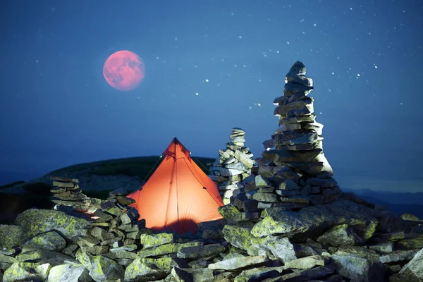 帐篷高山星空之夜和红月亮 — 图库照片