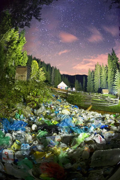 Tepenin altındaki çöp dağı — Stok fotoğraf