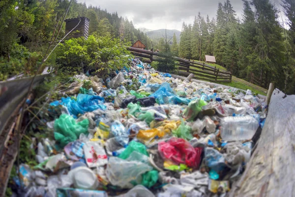 Montaña de basura bajo la cima — Foto de Stock