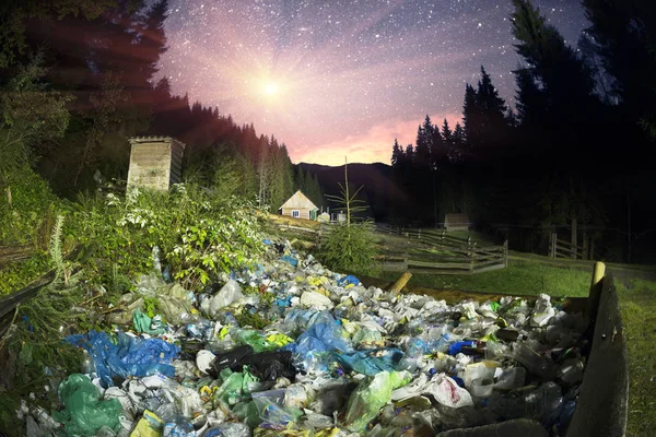 Montagne de déchets sous le sommet — Photo