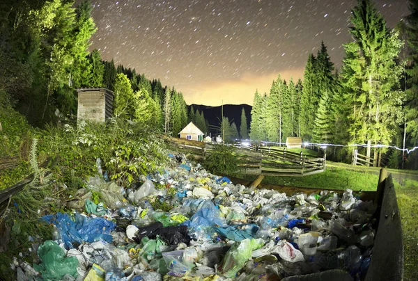 정상 아래 쓰레기의 산 — 스톡 사진
