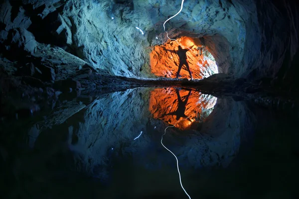 Lago subterráneo en una antigua mina en los Alpes, Suiza — Foto de Stock