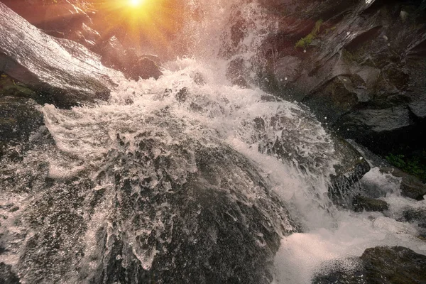 Spray en straal van een waterval — Stockfoto