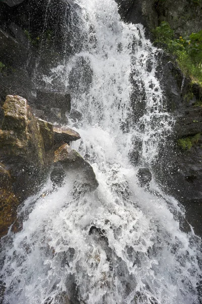 Спрей и струя водопада — стоковое фото