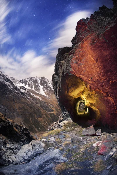Barlang a svájci Alpokban éjszaka — Stock Fotó