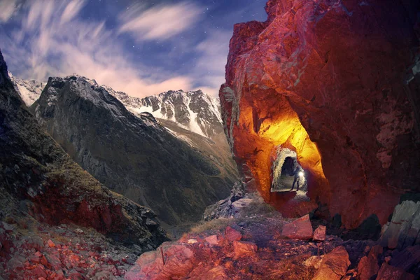 Caverna nos alpes suíços à noite — Fotografia de Stock