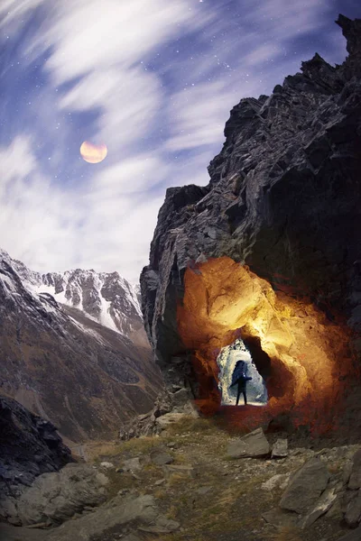 Grotte dans les Alpes suisses la nuit — Photo