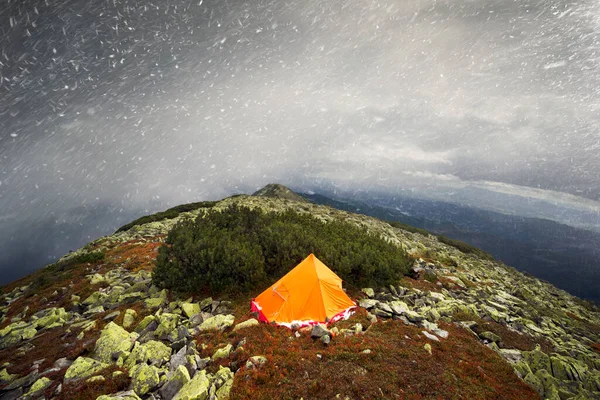 阿尔卑斯山石山是美丽的 山巅全景尽收眼底 在雷雨和大雾中 有帐篷 暴风雪 碎石荒原的全景 — 图库照片