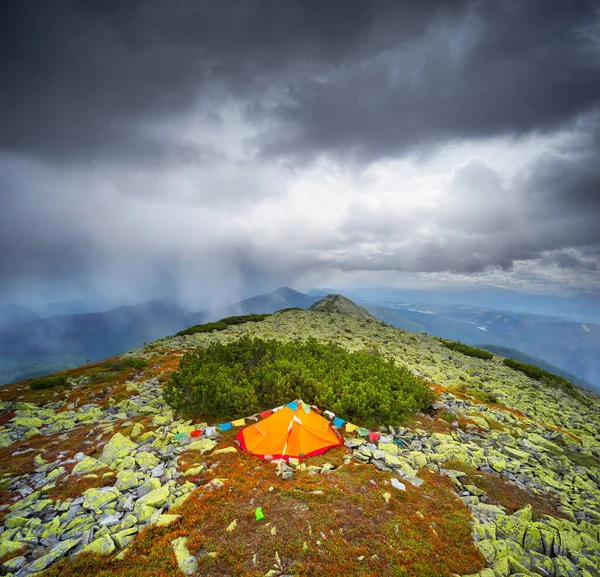 アルプスの山々は 山の峰の歯のパノラマで美しいです 石の荒地や雷雲のパノラマ テントで霧 チベットの祈りの旗 — ストック写真