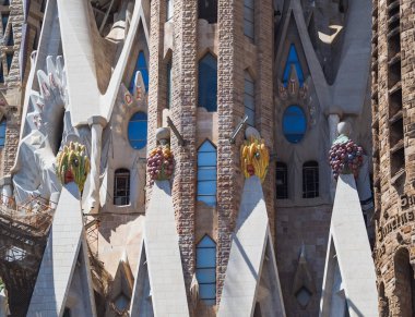 Barselona, İspanya - 1 Mayıs 2023: Barselona 'da Sagrada Familia' nın Renkli Meyveli Spire 'ı - Antoni Gaudi Sembolik Kule Tasarımı