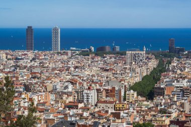Barselona, İspanya - 1 Mayıs 2023: Yüksek Vantage Noktasından İspanya 'nın nefes kesici Panoramik Kenti - Deniz ve Binalarla Şehir Manzarası