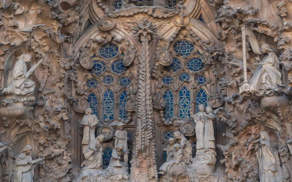 Barselona, İspanya - 1 Mayıs 2023: Barselona 'da Sagrada Familia Doğum Cephesi - Antoni Gaudi' nin Iconic Basilica üzerine Karmaşık Taş Oymaları