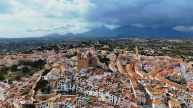 Alicante, İspanya 'nın kuzey kıyısındaki güzel Altea plajının hava manzarası. Yüksek kalite 4k görüntü