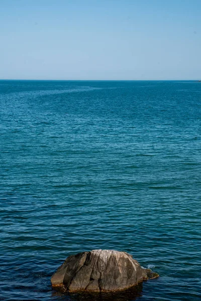 Denizde bir kaya oluşumu. Bir kaya oluşumunun yüksek kaliteli fotoğrafı