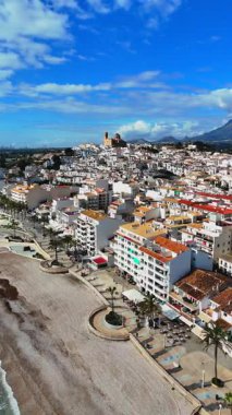 Alicante, İspanya 'nın kuzey kıyısındaki güzel Altea plajının hava manzarası. Yüksek kalite 4k görüntü