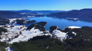 Bulgaristan 'ın Smolyan Bölgesi' nde gün batımında Dospat Barajı 'nın hava manzarası. Yüksek kalite 4k görüntü