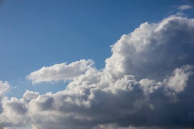 Mavi gökyüzü ve beyaz bulut doğa arka plan