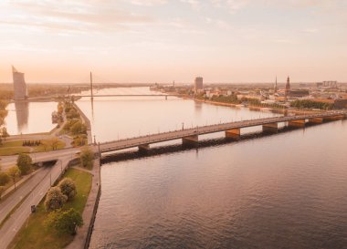 Güzel hava görünümünü Riga tarihi kentin nehir Daugava ve köprüleri ele tarafından. Panoramik Riga sahne günbatımı sırasında.
