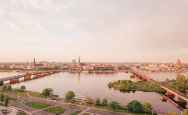 Güzel hava görünümünü Riga tarihi kentin nehir Daugava ve köprüleri ele tarafından. Panoramik Riga sahne günbatımı sırasında.