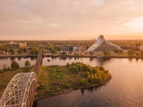 Helt Nya Lettlands Nationalbiblioteks Färgsprakande Solnedgång Flygfoto Från Ovan Pinacle — Stockfoto