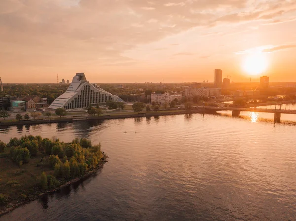 Helt Nya Lettlands Nationalbiblioteks Färgsprakande Solnedgång Flygfoto Från Ovan Pinacle — Stockfoto