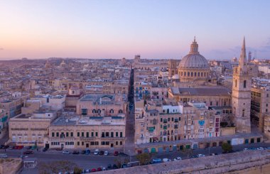 Malta Valletta şehri güzel hava gün batımı manzarası. İnanılmaz iyi binalar ile yukarıda güzel bir şehir.