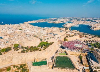 Valletta, Malta İşçi Bayramı kutluyor. İşçi günü 1 Mayıs tarihinde kutlama insanlar kalabalık üzerinde havadan görünümü.