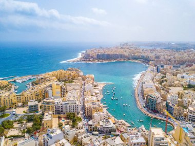 Malta Spinola Bay, St. Julians ve Sliema şehrin güzel havadan görünümü.