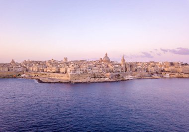 Malta Valletta şehri güzel hava gün batımı manzarası. İnanılmaz iyi binalar ile yukarıda güzel bir şehir.