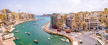 Malta Spinola Bay, St. Julians ve Sliema şehrin güzel havadan görünümü.