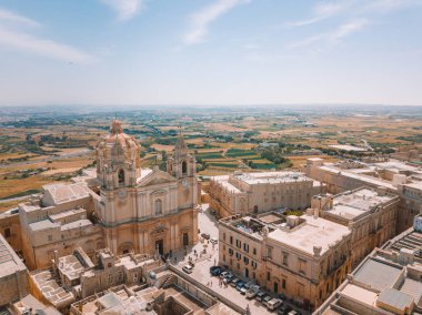 Müstahkem sermaye city, Malta, sehır, Mdina ya da L-Imdina, skyline karşı büyük duvarlı mavi bahar gökyüzü hava görünümünü Katedrali kubbeleri ve kuleleri.