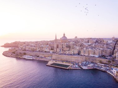 Malta Valletta şehri güzel hava gün batımı manzarası. İnanılmaz iyi binalar ile yukarıda güzel bir şehir.