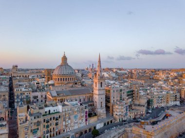 Malta Valletta şehri güzel hava gün batımı manzarası. İnanılmaz iyi binalar ile yukarıda güzel bir şehir.
