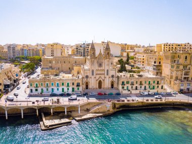 St.Julian'ın, Malta, 15 Mayıs 2018 - anteni Spinola Bay dış havuzu ile St.Julian'ın yukarıda - St.Julian'ın içinde Malta görüntüleyin