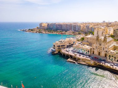 St.Julian'ın, Malta, 15 Mayıs 2018 - anteni Spinola Bay dış havuzu ile St.Julian'ın yukarıda - St.Julian'ın içinde Malta görüntüleyin