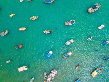 Geleneksel Akdeniz Limanı balıkçı köyü Marsaxlokk, Malta renkli tekneler Luzzu gözlü